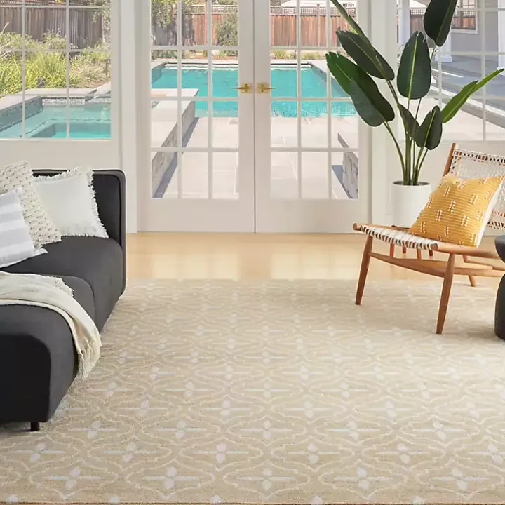 Beige & Ivory Quatrefoil Indoor/Outdoor Rug, 5x7