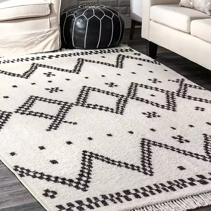 Black and White Tracy Fringed Area Rug, 5x8