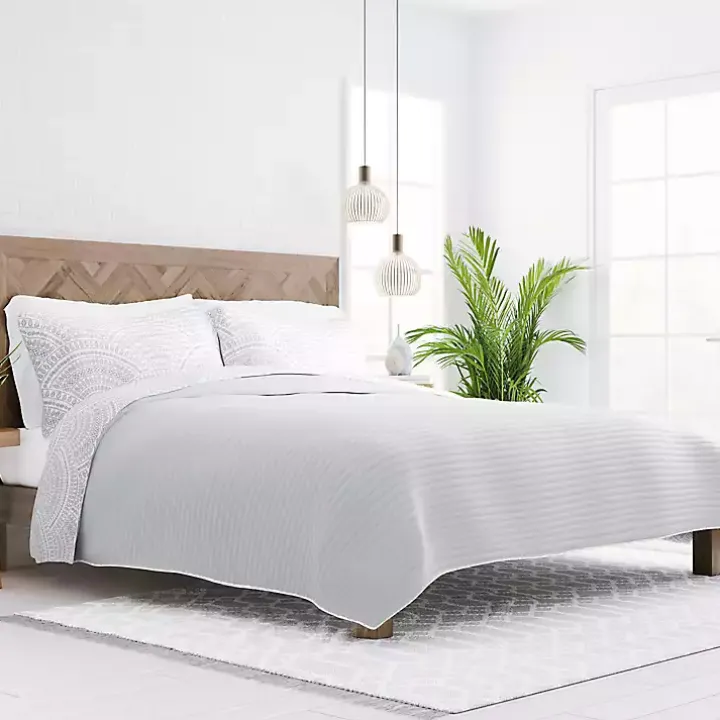 Gray Scalloped Reversible 3-pc. Queen Quilt Set