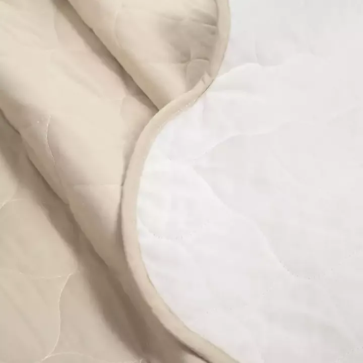 White and Tan Scallop 3-pc. Full/Queen Quilt Set